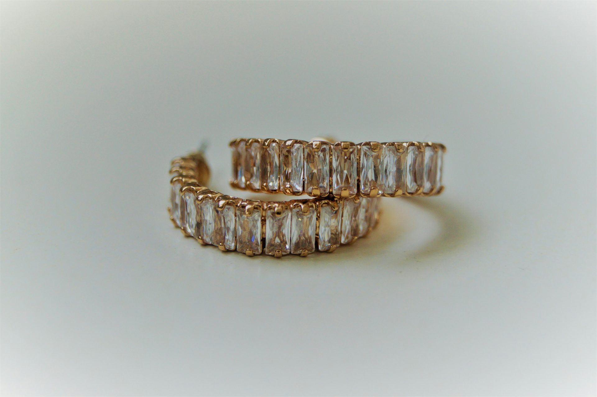 bracelet en argent et en or sur surface blanche